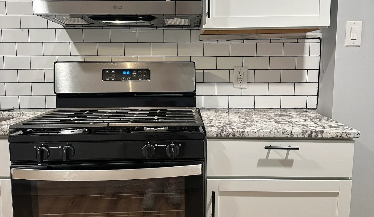 704 Arthur St oven
