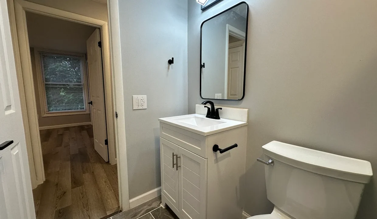 910 Teall Ave Bathroom